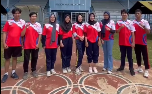 Siswa berbaris untuk kegiatan fisik