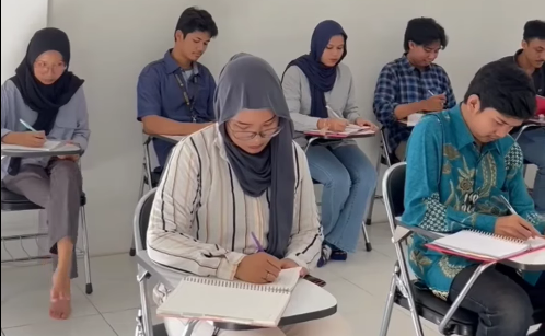 Siswa-siswi sedang belajar di kelas