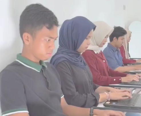 Siswa sedang menggunakan komputer untuk belajar