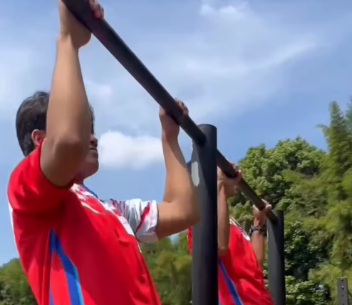 Siswa sedang melakukan pull-up dalam latihan fisik