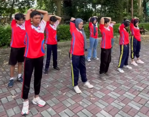 Siswa berbaris dan melakukan pemanasan